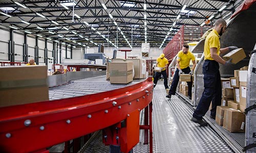 Interaksi Pekerja Gravity Roller Conveyor