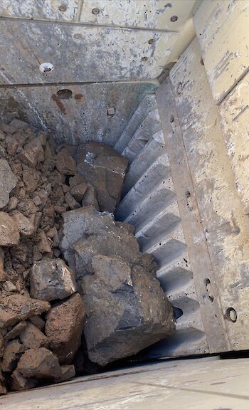 Batu Besar Menutupi Mesin Jaw Crusher